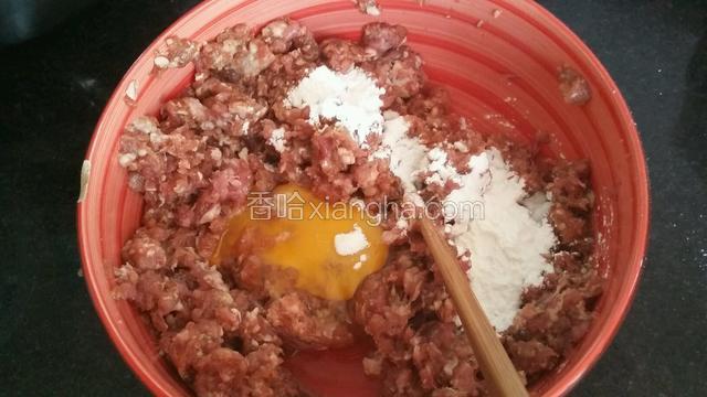 接着放鸡蛋，淀粉搅拌。