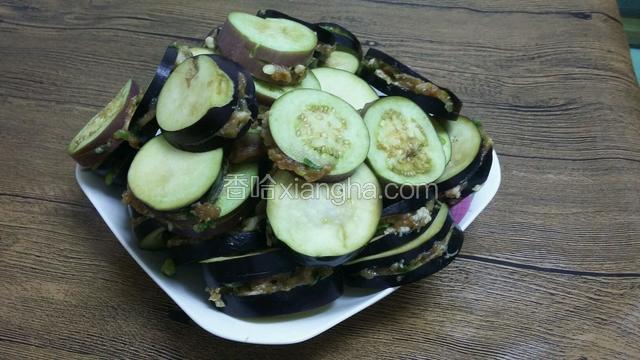 茄子切5厘米左右片，从中间切，不切断夹肉馅，装盘备用。