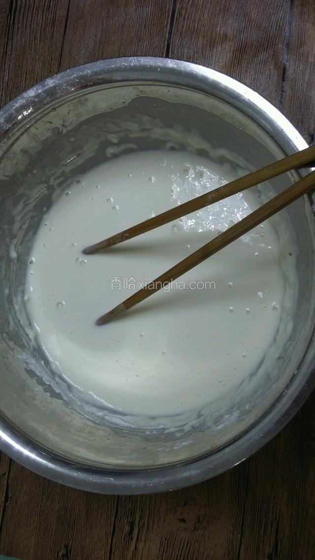 找个盆，面粉和淀粉按2:1比例调成面糊。放盐五香粉少许。