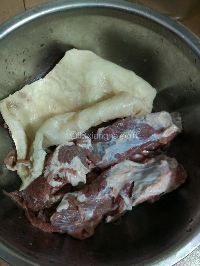 牛腩洗净，我还加了一块白色那个是不是叫牛尖（嘻嘻～不太清楚是不是这样叫）