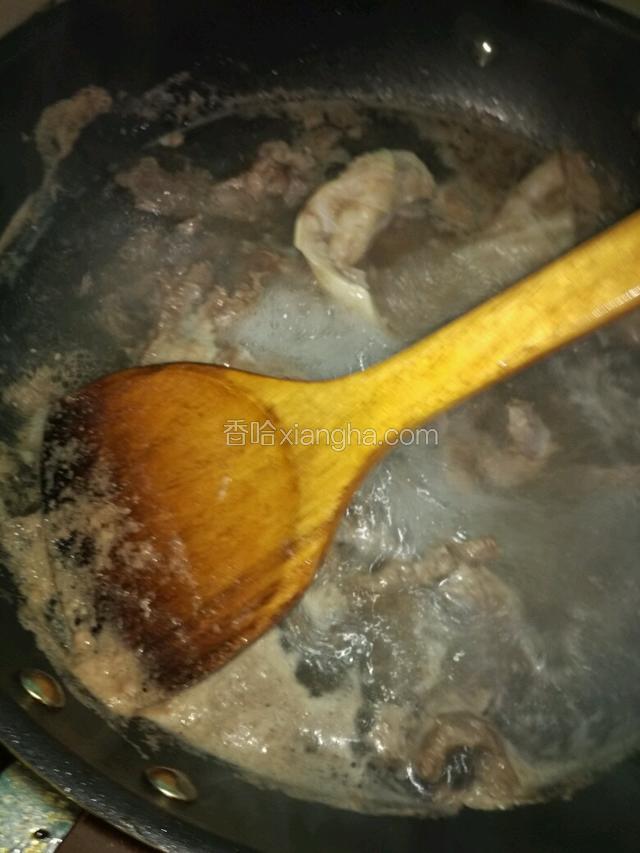 水滚时加入适量料酒，撇去浮沫煮5-6分钟