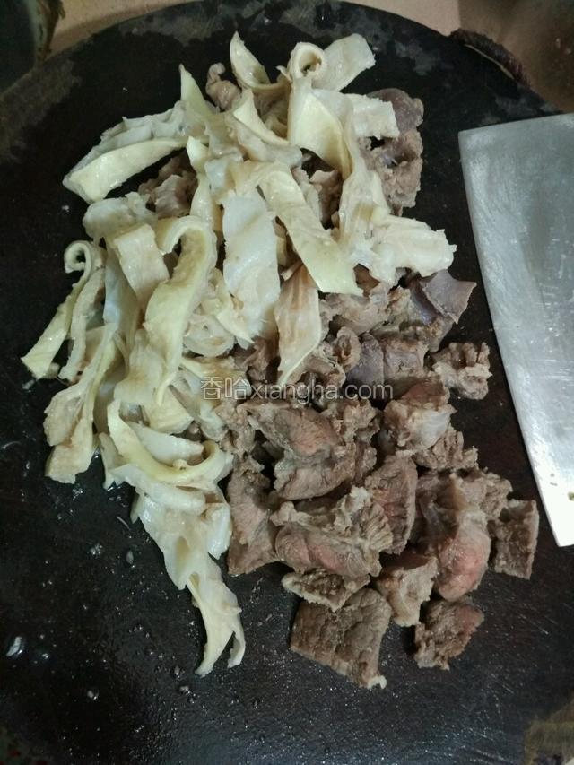 捞出来用清水冲洗干净，牛腩切大概2cm大小，白色那块切条
