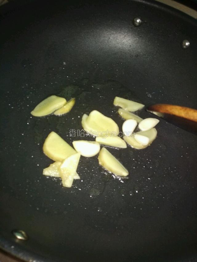 热锅放少量油，下姜片和大蒜爆香