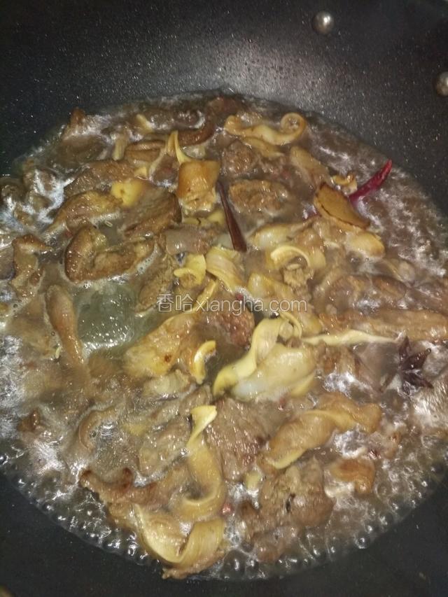 翻炒一会，加入适量清水（水不需要没过牛腩，因为等会加白萝卜还会出水，而且用压力锅也不会消耗水份），滚10分钟