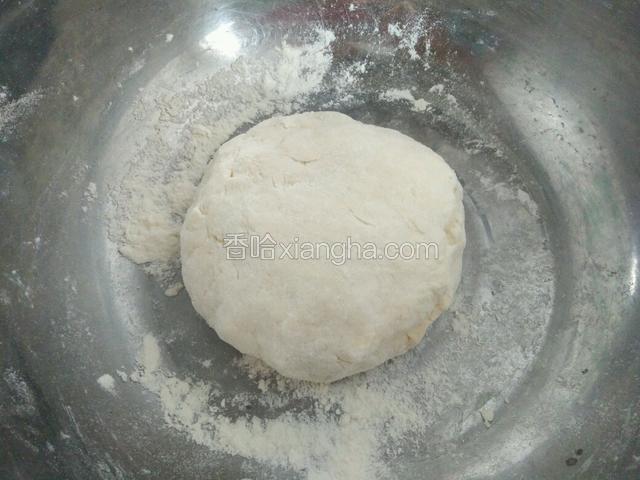 先把饼的面和好，步骤跟馒头的面一样和，就是放水多一点，一斤面粉，六两水，5克酵母粉。