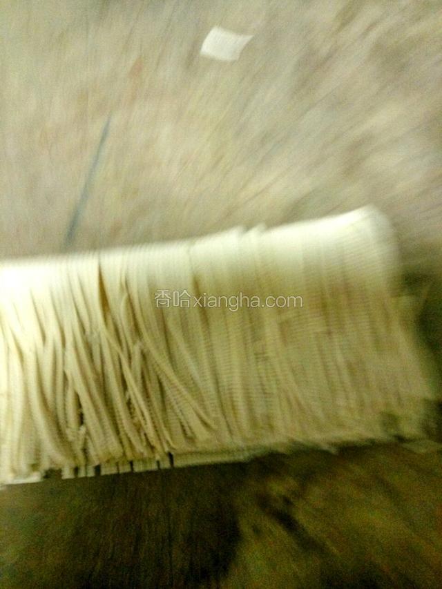 千张一分为二，再折叠切细丝，顶头留少部分不切，截三段。
