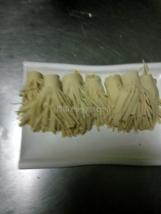 卷起来做成这样的花形。