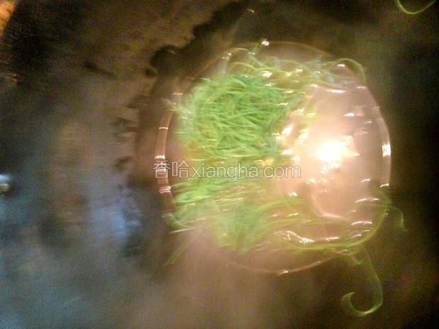 把丝瓜须倒开水锅中沸水。