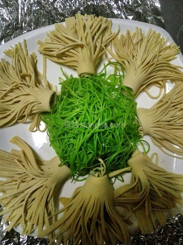 千张卷用水烫一下，晾凉，摆在盘周围。