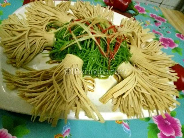 把姜丝，红椒丝撒在丝瓜须上。