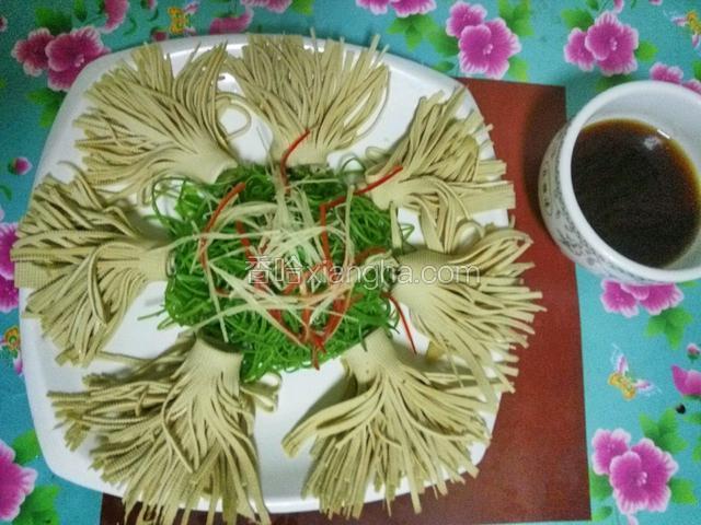 也可以沾汁吃，都很棒。
