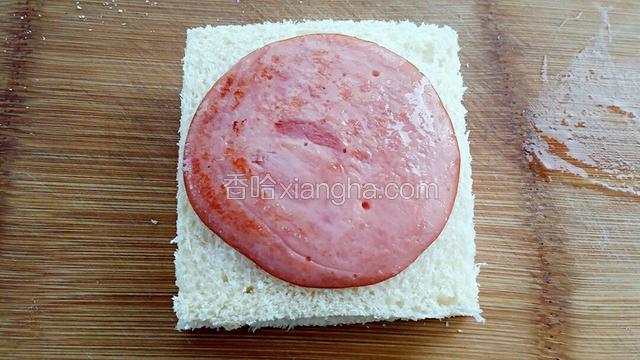 再放上一片吐司和火腿。