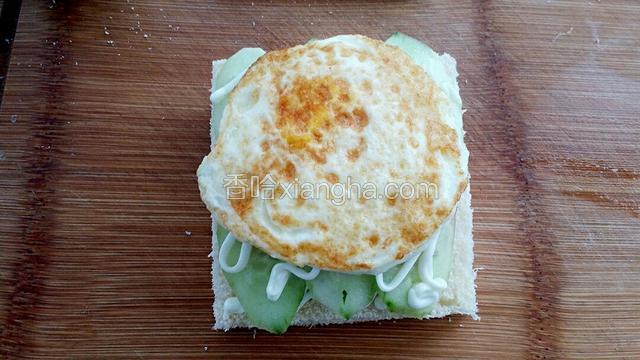 煎好的鸡蛋放到黄瓜上面。