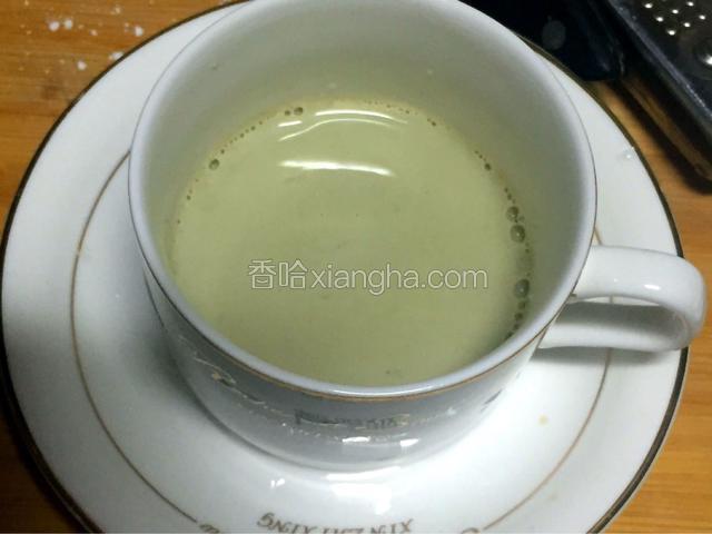 将锅里煮好的绿茶，倒入浓糖水杯中（可以直接兑入牛奶喝，后面的步骤可以省去）