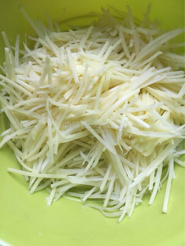 土豆削皮洗净切丝