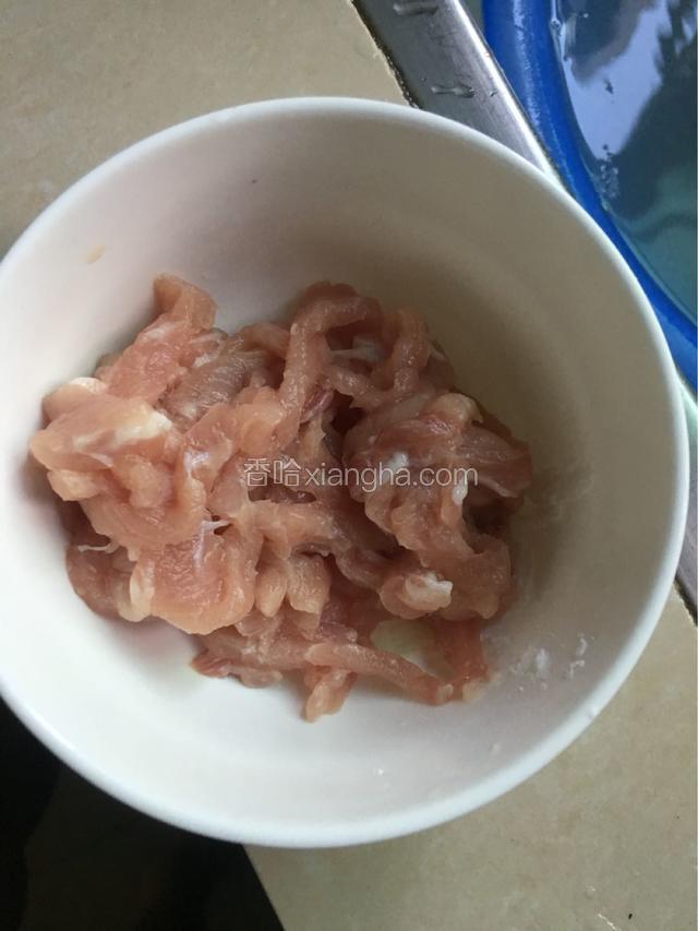 用生粉和盐腌制一会