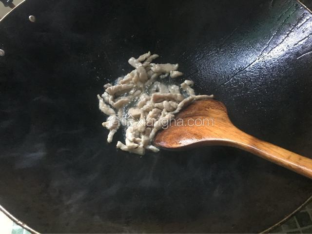 锅中放入适量油烧热放入瘦肉去炒