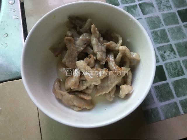 炒变色后盛出