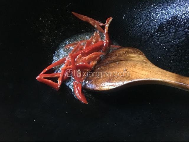 锅中留底油放入辣椒爆香
