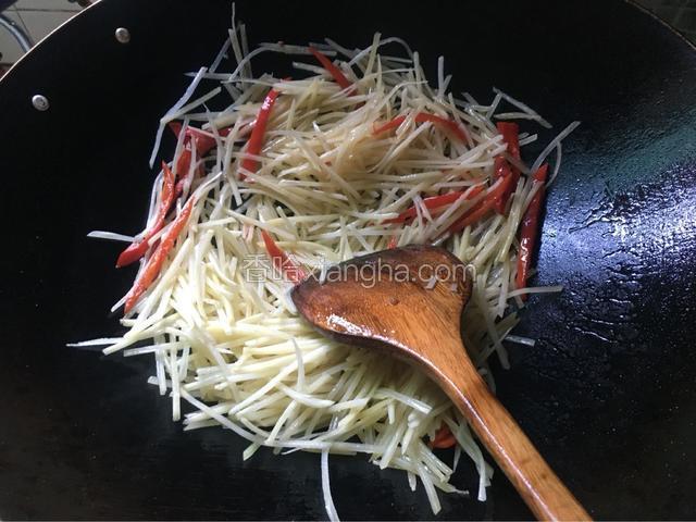 接着放入土豆丝