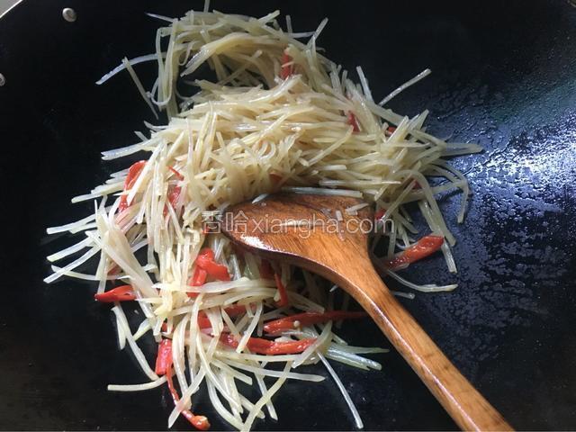 加入适量的盐和醋快速翻炒