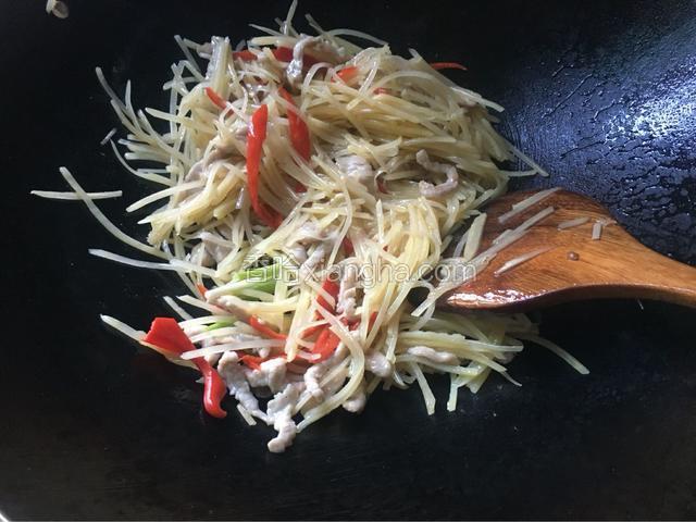 加入葱段翻炒均匀即可