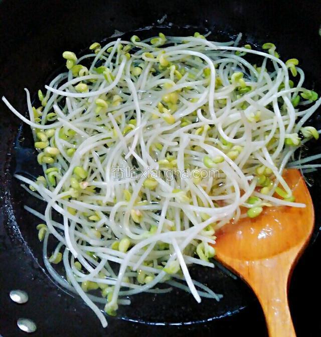 锅里放凉水烧开滴几滴油放一茶匙盐放入黄豆芽焯水两分钟取出用清水冲洗一下待用。
