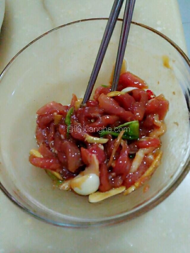 将猪肉切成丝，放油，盐，生抽！鸡精！料酒，生粉，胡椒粉。生姜！大蒜头。青辣椒，腌制十分钟进味。