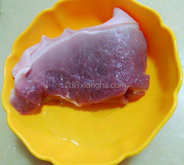 准备好猪肉。
