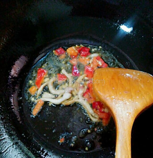 锅里放入肥肉中火煎出油份，将剁椒放入翻炒一下。