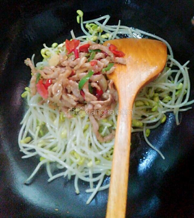 放入瘦肉翻炒均匀。
