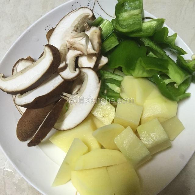 将土豆去皮切块 香菇青椒切片