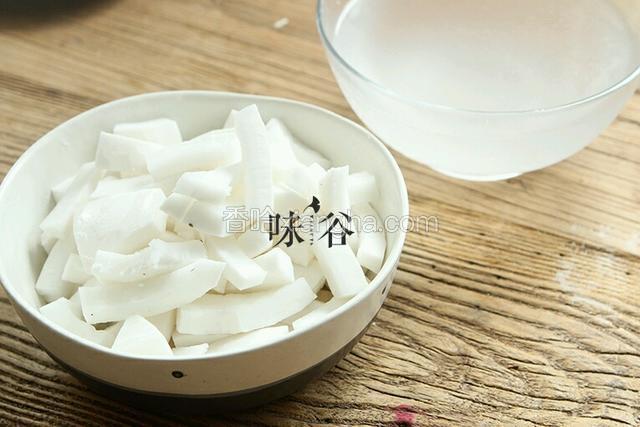 小心剥开椰子肉，用碗装好椰子汁，椰肉切成条状。