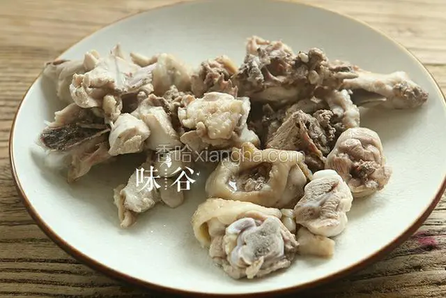 鸡肉冷水入锅，水开后焯水2分钟；
