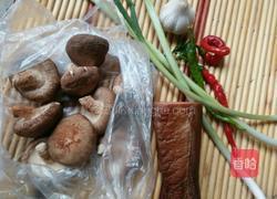 香菇炒腊肉的做法图解1