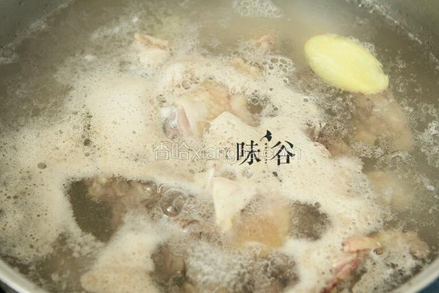 鸡块入凉水锅中煮开，然后捞出冲净沥干。