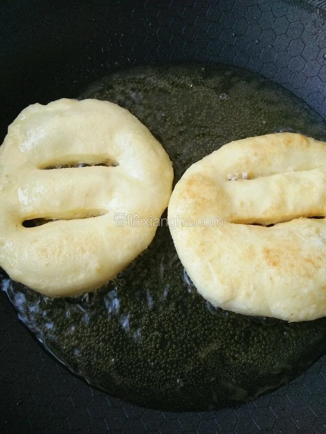 油温五成，放入饼坯