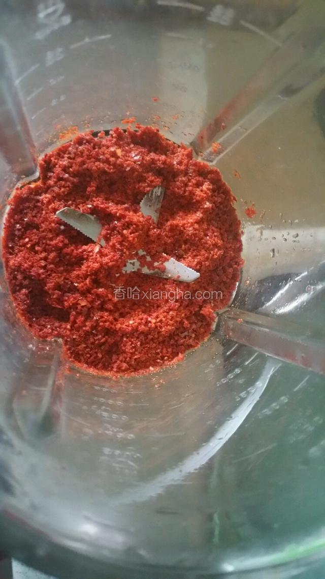 辣椒粉放入料理机中加入适量水浸泡