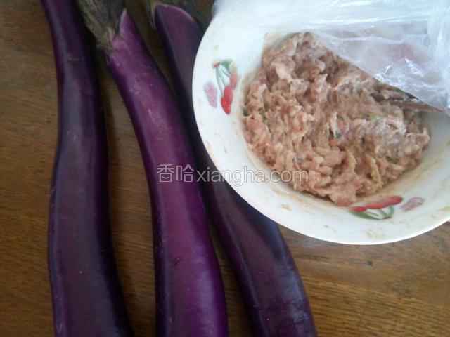 瘦肉剁碎，加盐，料酒，生抽，淀粉，油，搅拌均匀备用