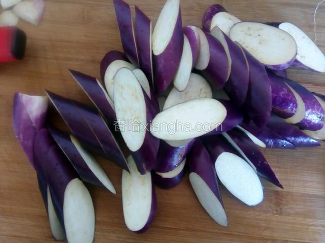 茄子洗净斜切1厘米厚片