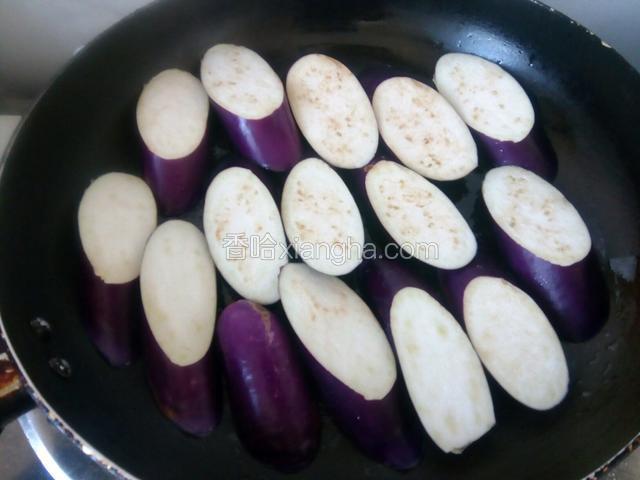 锅一点油煎茄子