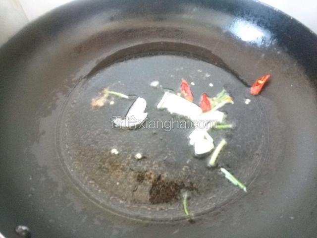 加一点点油，爆香葱姜蒜，朝天椒