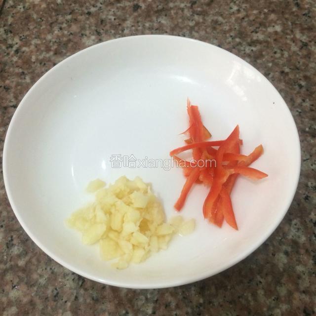 红椒切成这样细细的丝儿，辣椒籽洗干净不要,大蒜去皮，剁成细细的小碎。