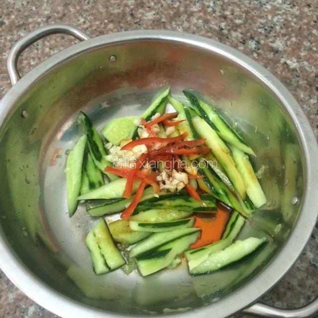 在放入蒜蓉和辣椒丝儿拌匀之后放入冰箱冷藏10到15分钟左右。