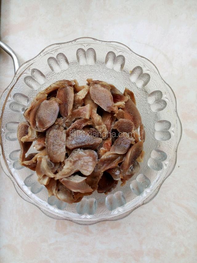 鸡胗煮熟后切成小片