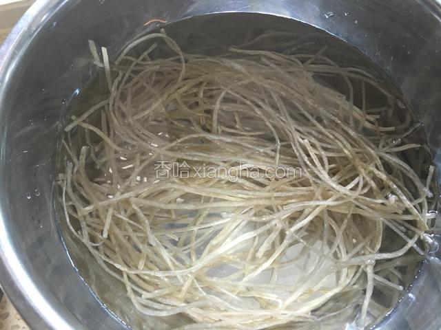 干粉条用凉水泡软。大约浸泡30分钟。