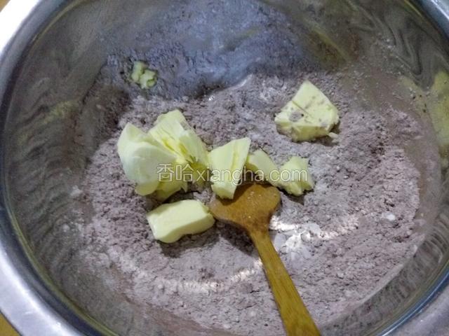 加入黄油  不用软化 用手搓成糠状