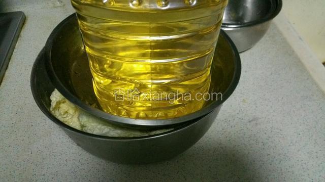 白菜腌1晚，可以用重物压出水份