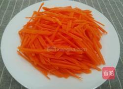 胡萝卜炒香芹的做法图解1
