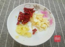 胡萝卜炒香芹的做法图解3